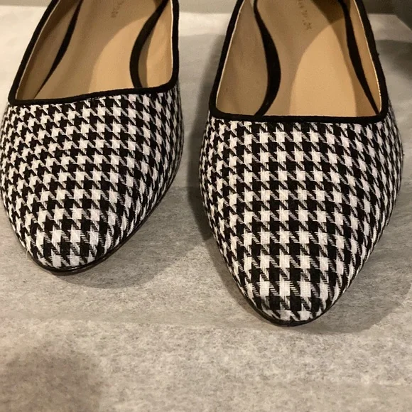 Beautiful  Mid Block Heels 👠 Flats, size -7, Color Black/White Houndstooth - Picture 7 of 10